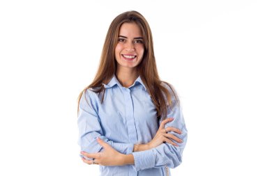 Gülümseyen kadın geçerken eller