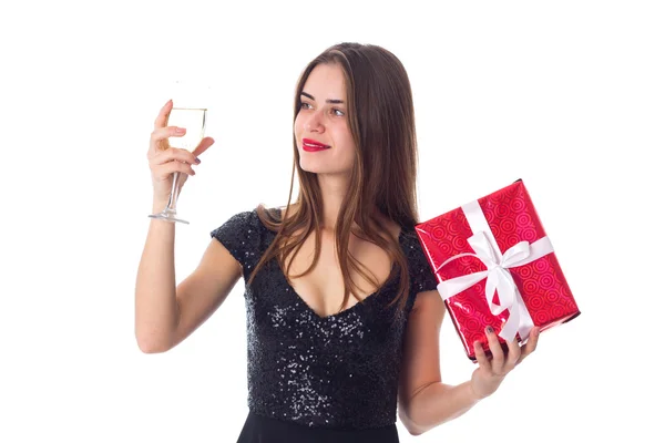 Junge Frau mit einem Geschenk und einem Glas Champagner — Stockfoto