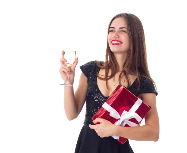 Junge Frau mit einem Geschenk und einem Glas Champagner — Stockfoto