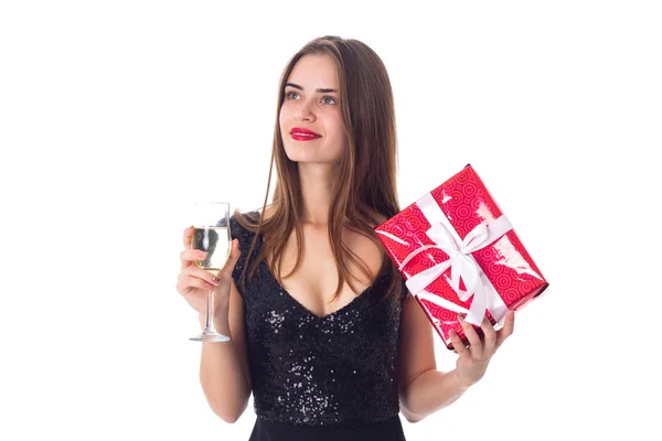 Junge Frau mit einem Geschenk und einem Glas Champagner — Stockfoto