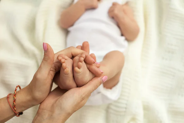 Hand holding little babys legs — Stock Photo, Image