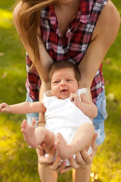 Madre sosteniendo a su bebé en las manos — Foto de Stock