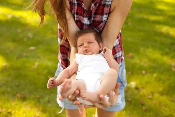 Mère tenant son bébé dans les mains — Photo