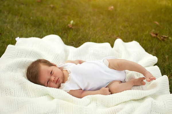 Bebek battaniye çim üzerinde yalan