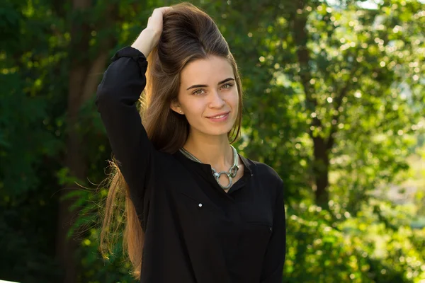 Jonge vrouw tot vaststelling van haar haren — Stockfoto