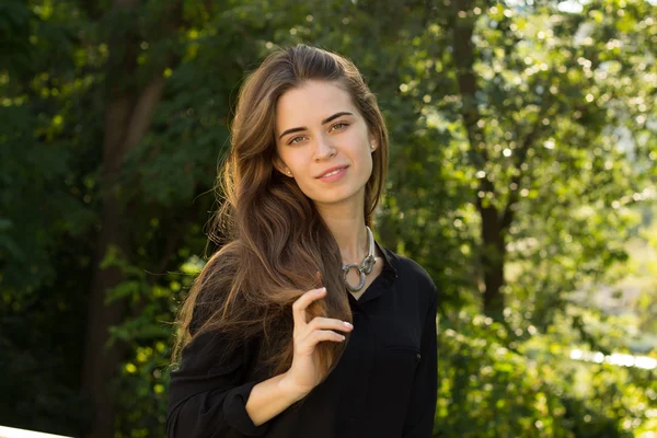 Jonge vrouw tot vaststelling van haar haren — Stockfoto