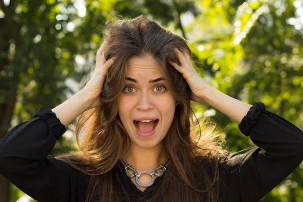 Mulher segurando seu cabelo teimoso — Fotografia de Stock