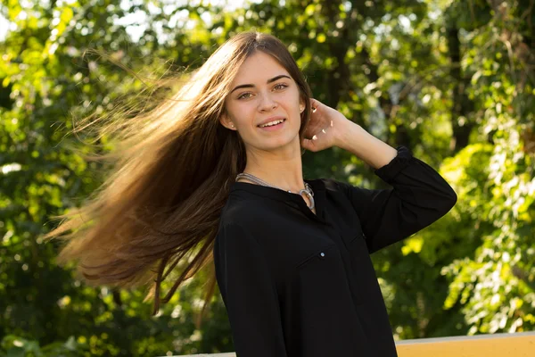 Jonge vrouw aan haar haar te raken — Stockfoto