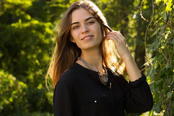 Jonge vrouw aan haar haar te raken — Stockfoto