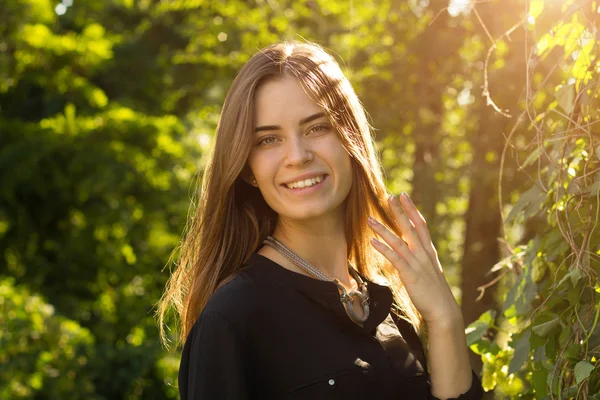 Jonge vrouw aan haar haar te raken — Stockfoto