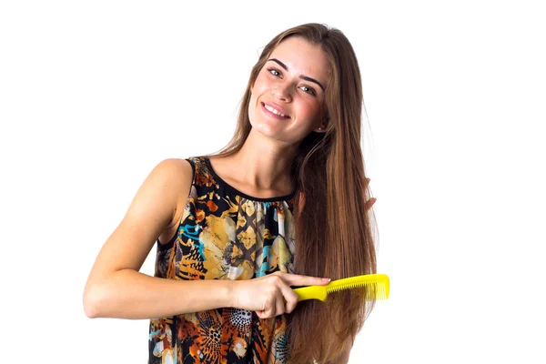 Mladá žena kartáčování dlouhé vlasy — Stock fotografie