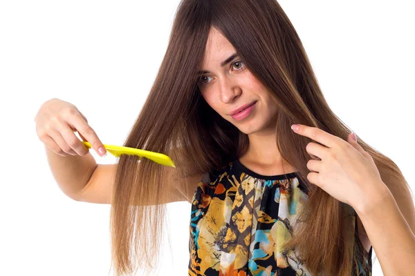 Giovane donna spazzolando i capelli lunghi — Foto Stock