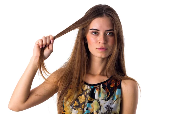 Mulher segurando um fio de cabelo — Fotografia de Stock