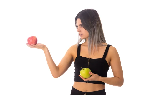 Frau hält zwei Äpfel in der Hand — Stockfoto