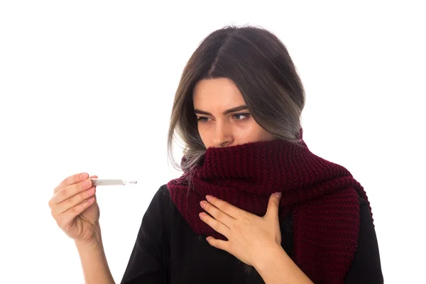 Donna in sciarpa con in mano un termometro — Foto Stock
