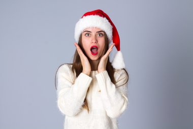 christmas kırmızı şapkalı kadın