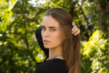 Geri arka plan ağaç üzerinde duran genç kadın