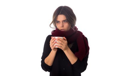 Beyaz bir bardak tutan kadın