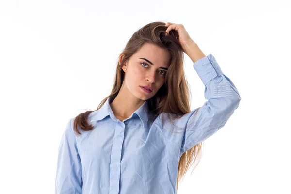 Mulher consertando seu cabelo — Fotografia de Stock