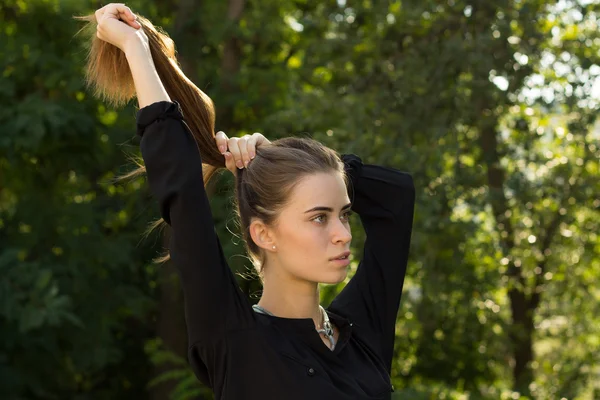 Jeune femme fixant ses cheveux — Photo