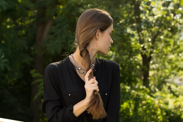 Mujer joven arreglando su cabello —  Fotos de Stock