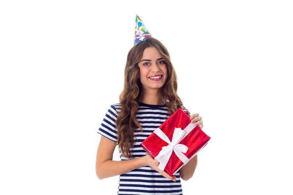 Frau mit Festmütze hält Geschenk in der Hand — Stockfoto