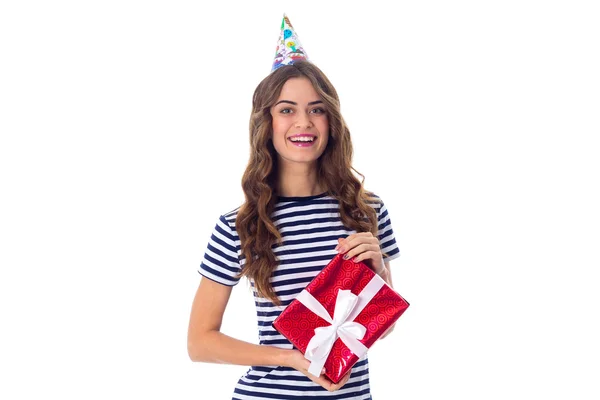 Mujer en gorra celebración sosteniendo un regalo — Foto de Stock