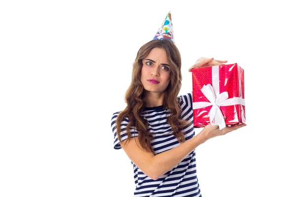 Frau mit Festmütze hält Geschenk in der Hand — Stockfoto