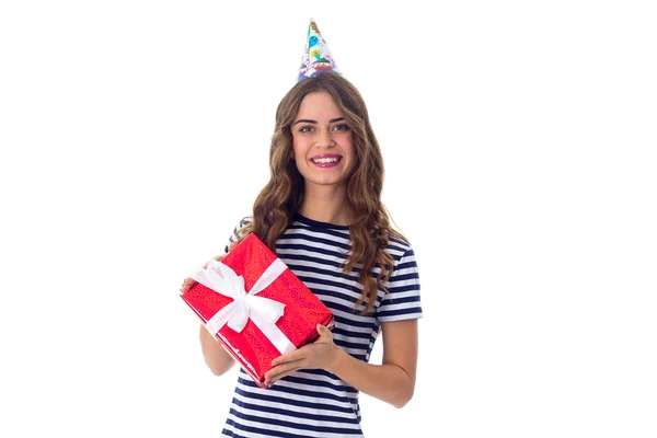 Mujer en gorra celebración sosteniendo un regalo —  Fotos de Stock