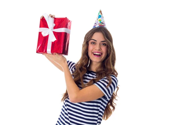 Mulher em boné celebração segurando um presente — Fotografia de Stock