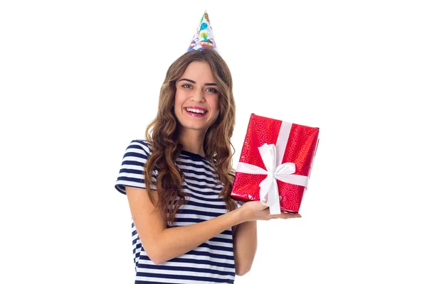 Kvinna i firandet cap innehar en present — Stockfoto