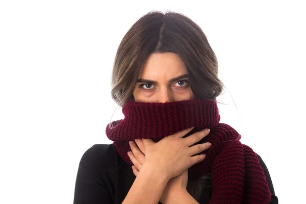 Mulher escondendo seu rosto com lenço longo — Fotografia de Stock