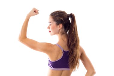 Atletik kadın onun pazı gösterilen