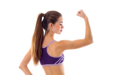 Atletik kadın onun pazı gösterilen