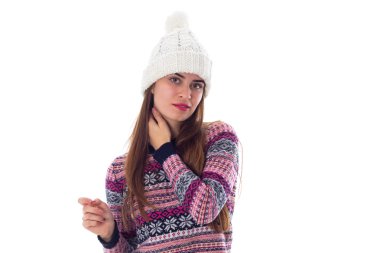 Kazak ve beyaz şapkalı kadın