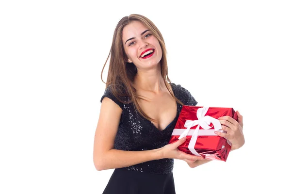 Jonge vrouw met een cadeau — Stockfoto