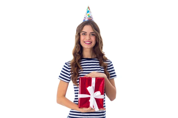 Mujer en gorra celebración sosteniendo un regalo — Foto de Stock