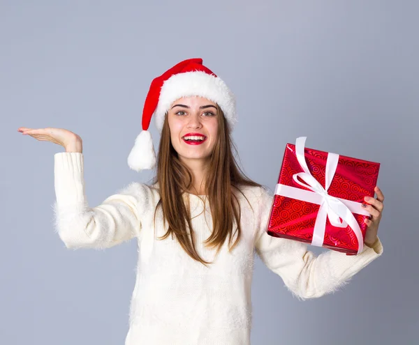 Nő a gazdaság ajándékokat a karácsonyi red hat — Stock Fotó