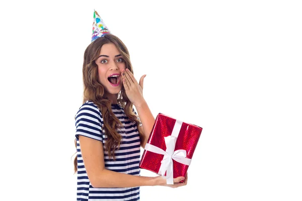 Frau mit Festmütze hält Geschenk in der Hand — Stockfoto