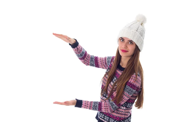 Mujer en suéter y sombrero blanco sosteniendo algo —  Fotos de Stock