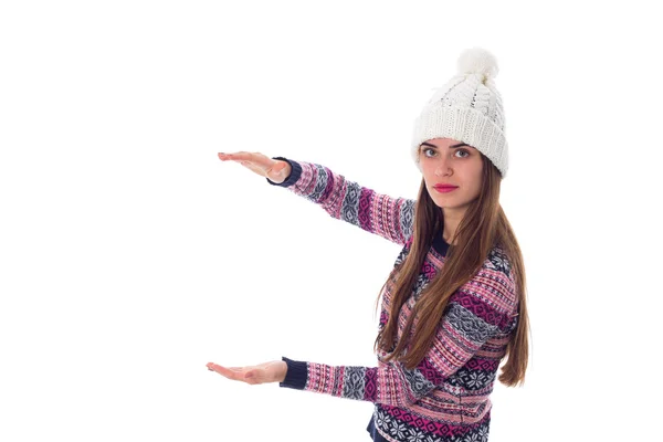 Mujer en suéter y sombrero blanco sosteniendo algo — Foto de Stock