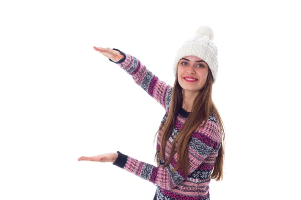 Mujer en suéter y sombrero blanco sosteniendo algo — Foto de Stock