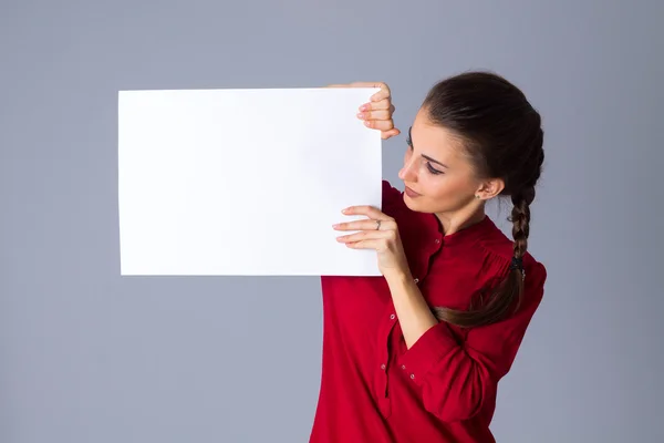 Fehér papírlap tartó női — Stock Fotó