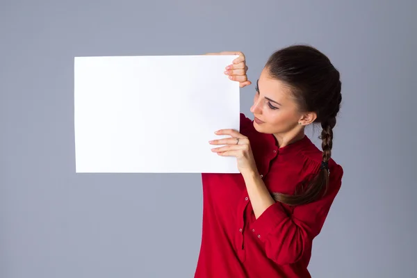 Mulher segurando folha branca de papel — Fotografia de Stock