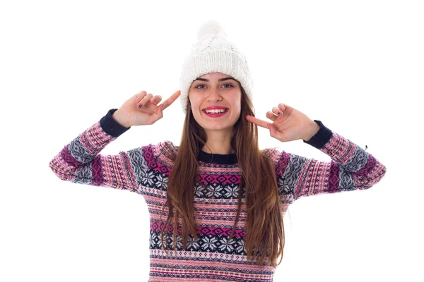 Femme en pull et chapeau blanc — Photo