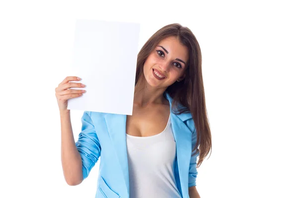 Mujer sosteniendo hoja blanca de papel —  Fotos de Stock