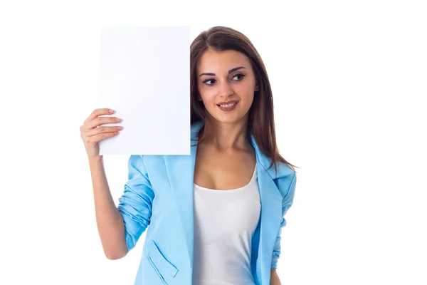 Mujer sosteniendo hoja blanca de papel — Foto de Stock