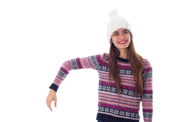 Mujer en suéter y sombrero blanco sosteniendo algo — Foto de Stock