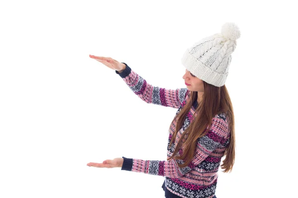 Mujer en suéter y sombrero blanco sosteniendo algo — Foto de Stock