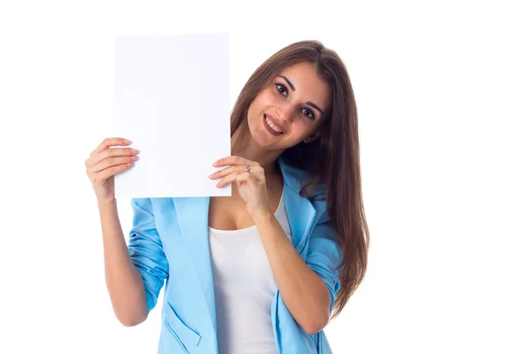 Mulher segurando folha branca de papel — Fotografia de Stock